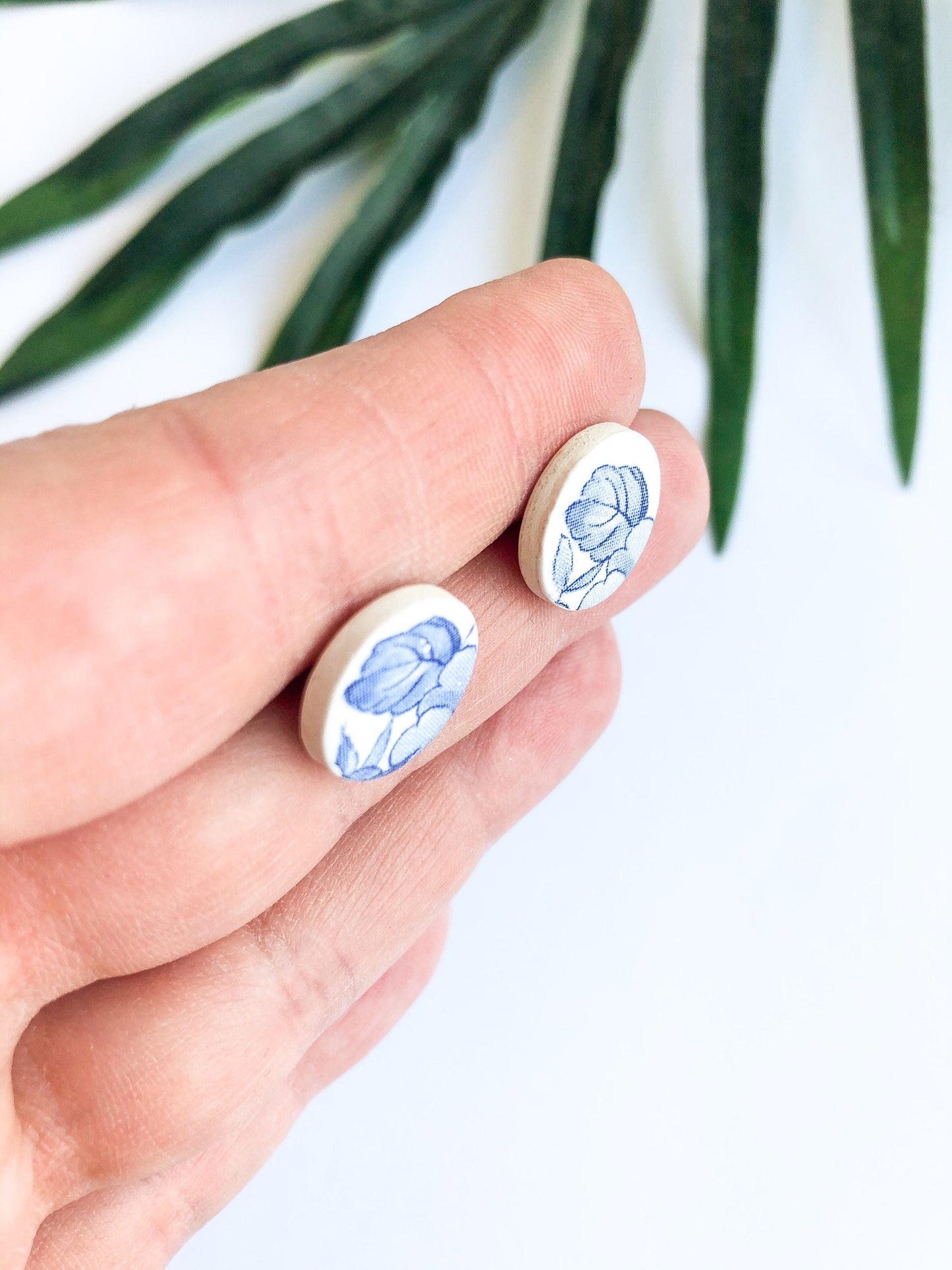 Vintage china - blue small round studs