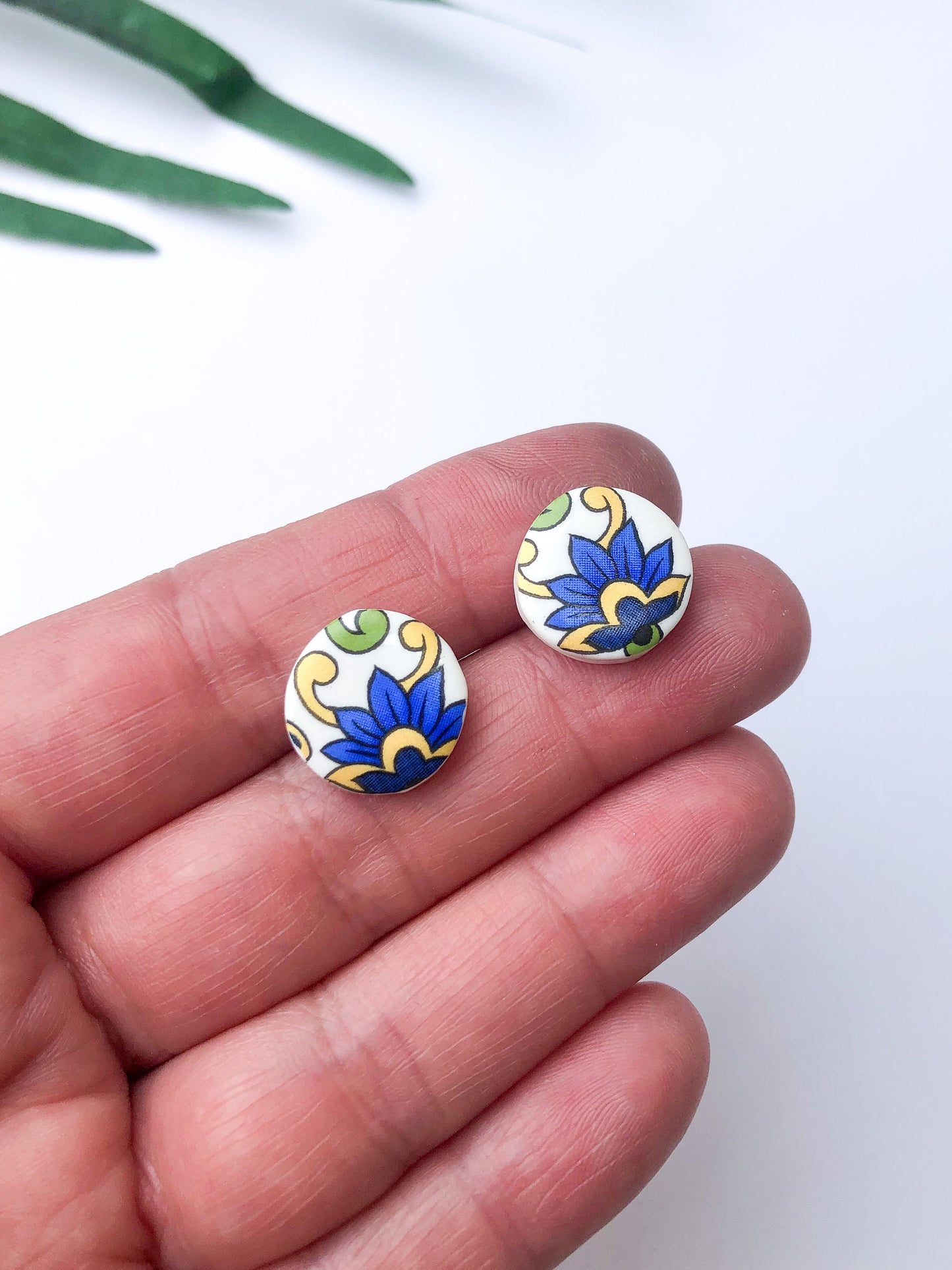 Paisley small round studs