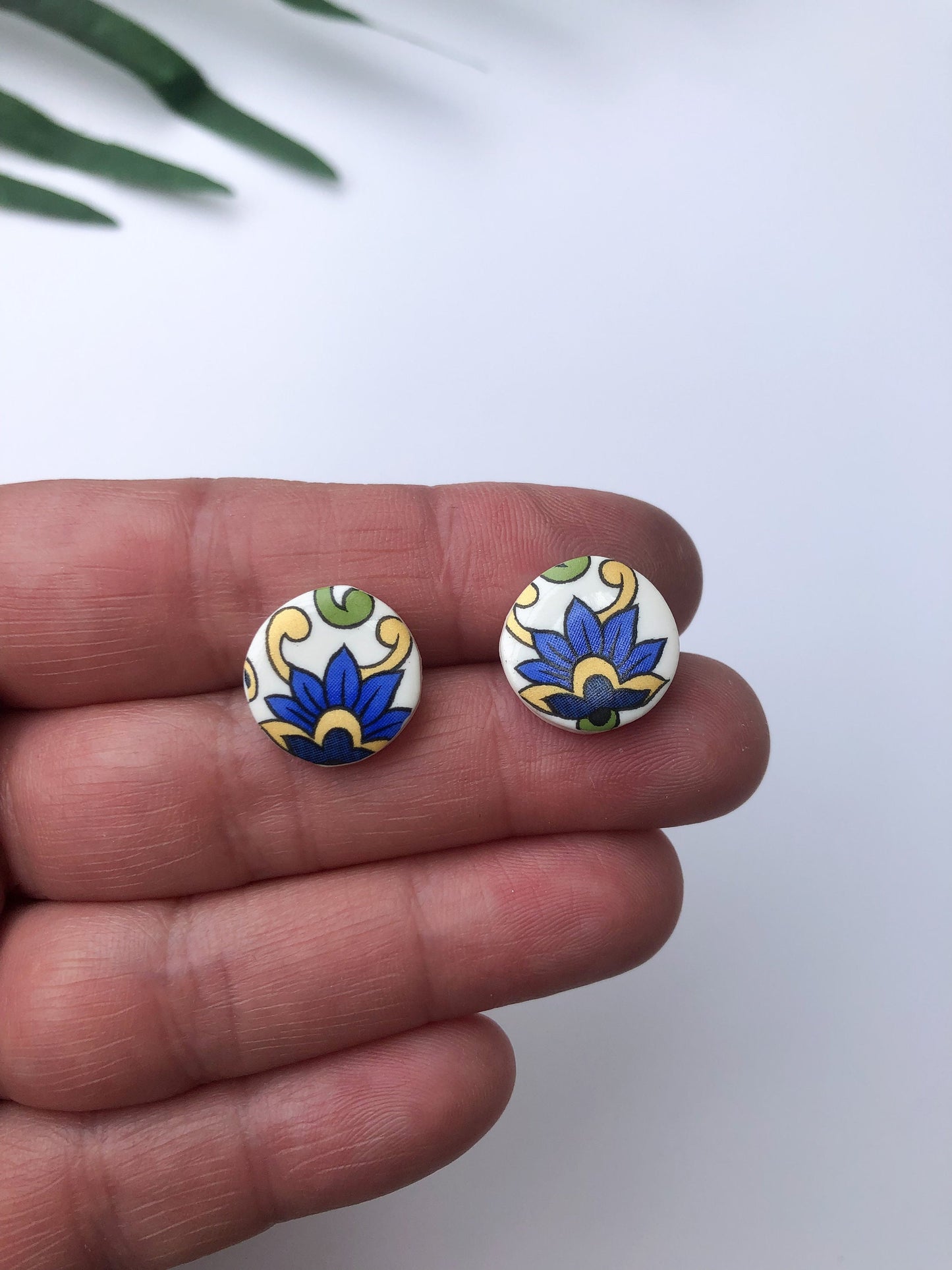 Paisley small round studs