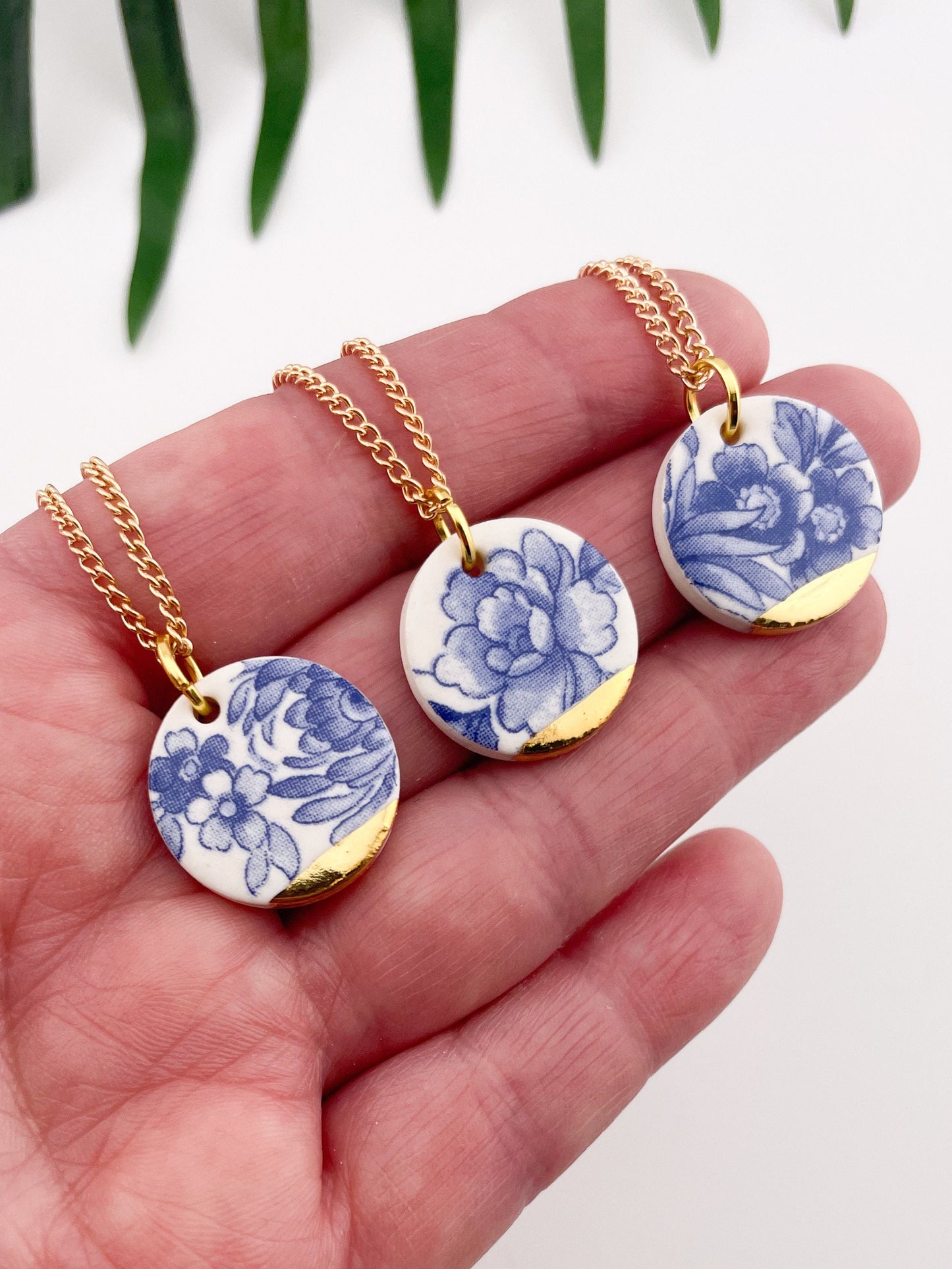 Vintage china - blue round necklace with gold tip