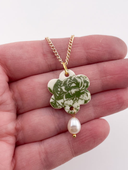 Green China flower necklace with a pearl