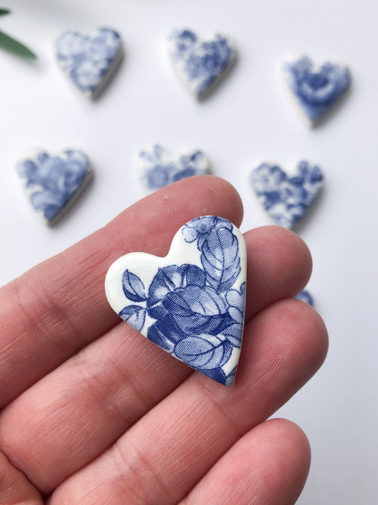 Blue and white floral pattern heart brooch